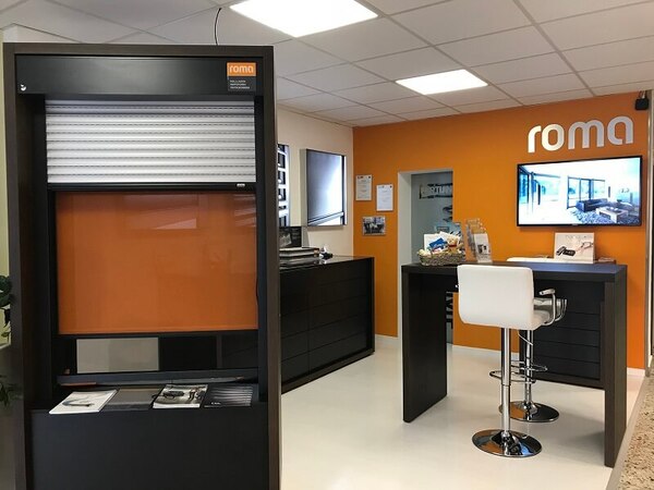 Moderner Showroom mit Rollladen- und Sonnenschutzsystemen der Marke Roma.